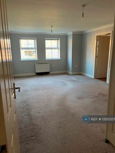 2 Bedroom Flat To Rent In Waters Walk, Bradford, BD10