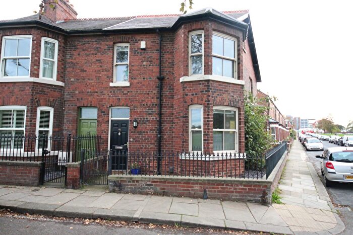 4 Bedroom Semi-Detached House To Rent In Knavesmire Crescent, York, YO23
