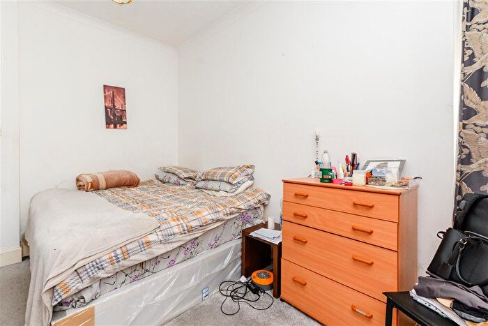 1 Bedroom Flat For Sale In Harmer Street, Gravesend, Kent, DA12