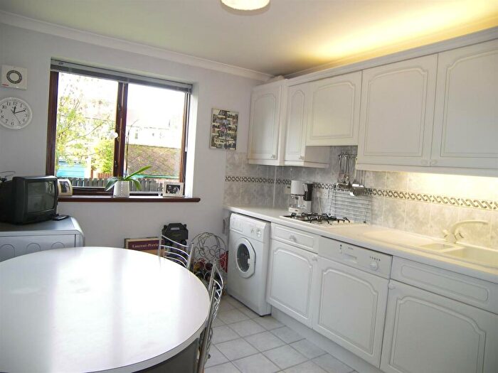 2 Bedroom Flat To Rent In Brook Park Close, London, N21