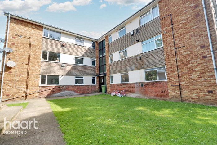 2 Bedroom Flat For Sale In Great Cullings, Romford, RM7