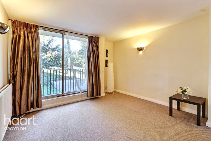 2 Bedroom Flat For Sale In Campion Close, Croydon, CR0