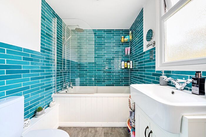 2 Bedroom Flat For Sale In Birchwood Road, West Byfleet, KT14