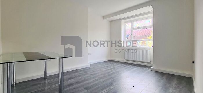 3 Bedroom Flat To Rent In Lawrence Close, White City Estate, London, W12