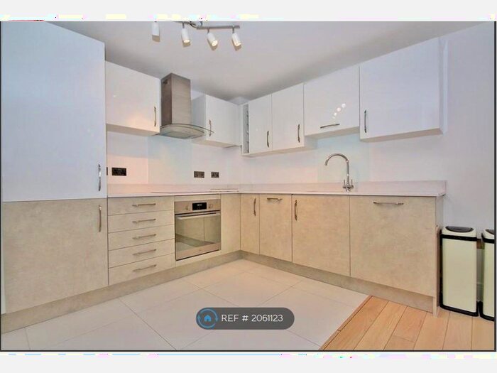 2 Bedroom Flat To Rent In Victoria Place, Woking, GU21