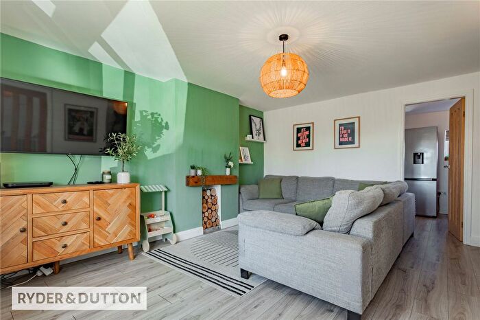 3 Bedroom Semi-detached House For Sale In Glenavon Drive, Shawclough, Rochdale, Greater Manchester, OL12