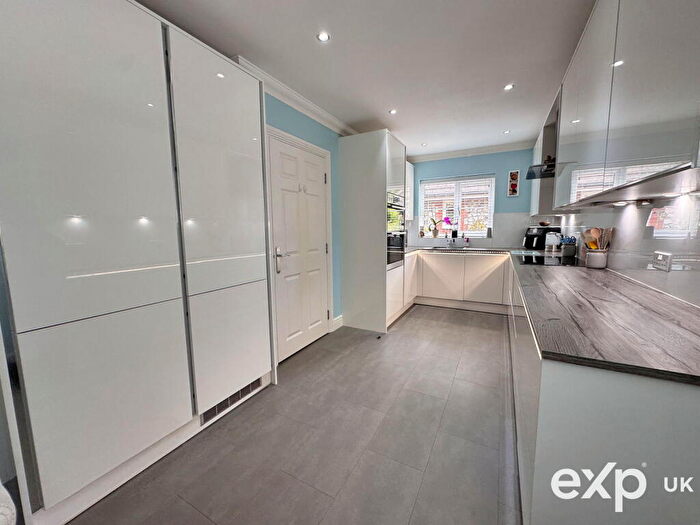 4 Bedroom Semi-Detached House For Sale In Discovery Drive, Kings Hill, West Malling, Kent, ME19
