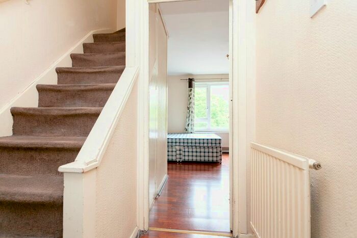 2 Bedroom Flat To Rent In Channel Islands Estate, London, N1