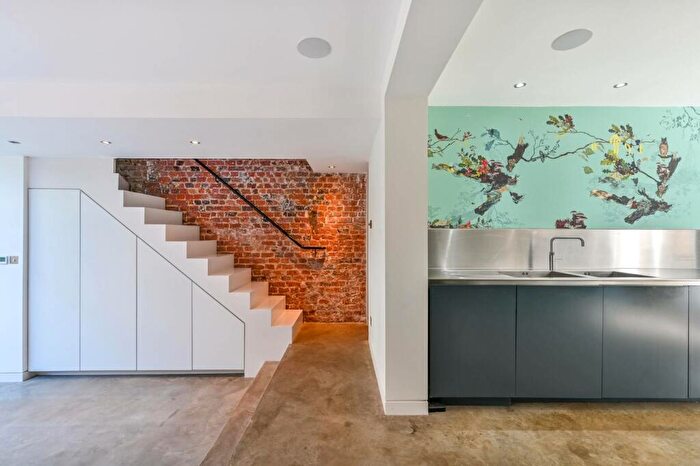 3 Bedroom House To Rent In Oakley Road, Islington, London, N1