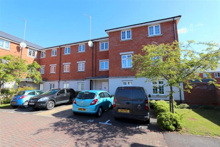 2 Bedroom Flat To Rent In Salisbury Close, Rayleigh, SS6