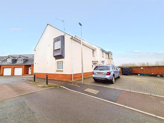 2 Bedroom Flat To Rent In Oakfields, Tiverton, EX16