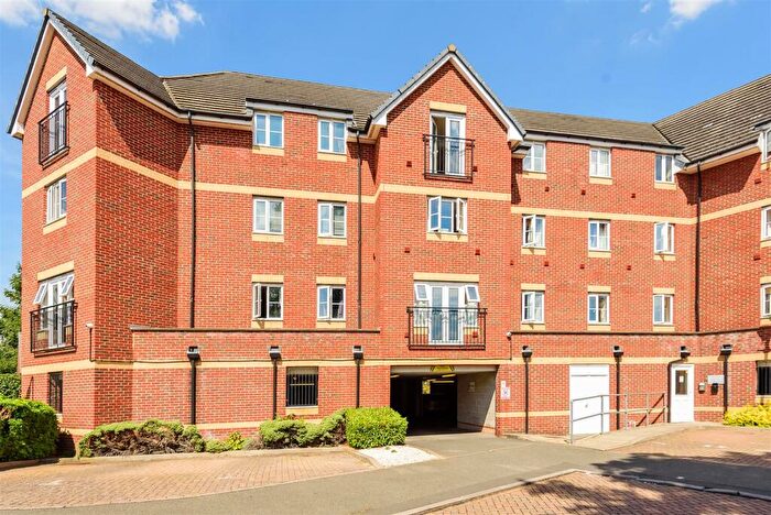 2 Bedroom Apartment For Sale In Eaton Avenue, Burnham, SL1
