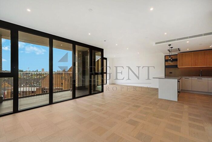 3 Bedroom Apartment To Rent In Saffron Wharf, Merino Gardens, E1W