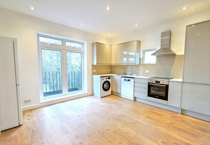 2 Bedroom Flat To Rent In Colney Hatch Lane, London, N10