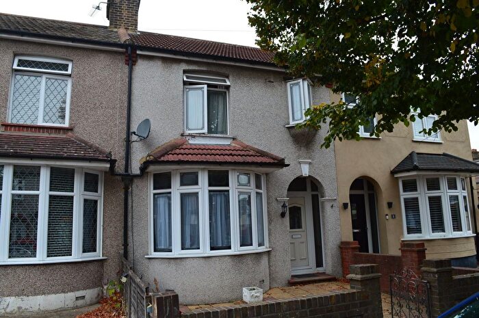 3 Bedroom Terraced House For Sale In Sunningdale Avenue, Rainham, RM13