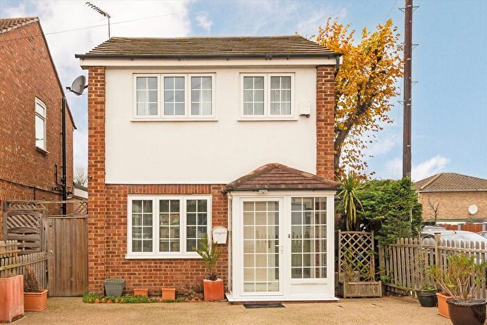 3 Bedroom Detached House For Sale In Empire Road, Perivale, UB6