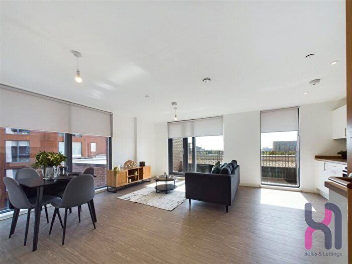 2 Bedroom Flat To Rent In The Landmark, Oldfield Road, Salford, M5