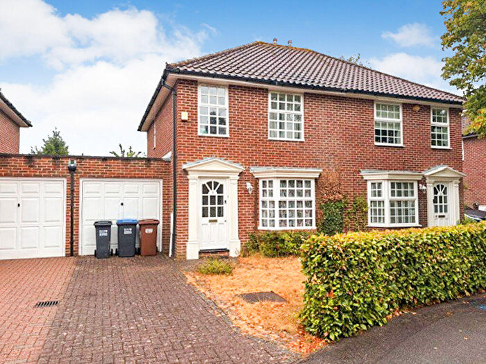 3 Bedroom Semi-Detached House For Sale In Parkway Gardens, Welwyn Garden City, AL8