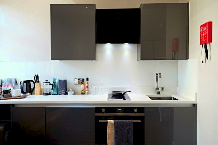 Apartment To Rent In Apt, Cross Street #, M2