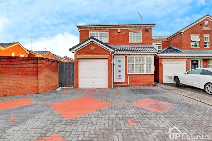 3 Bedroom Detached House For Sale In Tewkesbury Drive, Bedworth, CV12