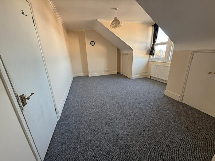 2 Bedroom Flat To Rent In Friern Barnet Road, London, N11