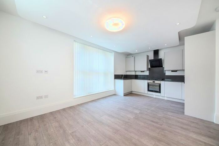 3 Bedroom Flat To Rent In Trinity Road, London, SW17