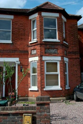 2 Bedroom Maisonette To Rent In Wodeland Avenue, Guildford, GU2