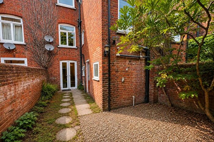 1 Bedroom Flat To Rent In Martyr Road, Guildford, GU1