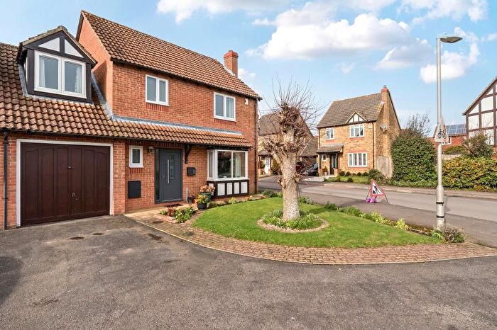 4 Bedroom Link Detached House For Sale In Hurford Drive, Thatcham, RG19