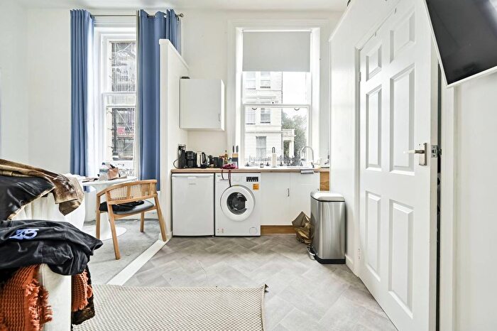 Studio To Rent In Barons Court, Barons Court, London, W14