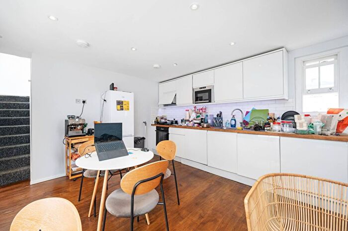 2 Bedroom Flat To Rent In Ellsworth Street, Bethnal Green, London, E2