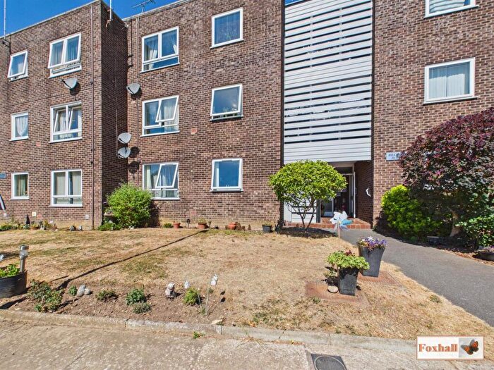 2 Bedroom Flat For Sale In Hale Close, Ipswich, IP2