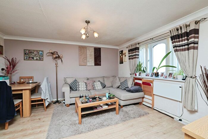 2 Bedroom Flat For Sale In Chiswell Court, Watford, WD24