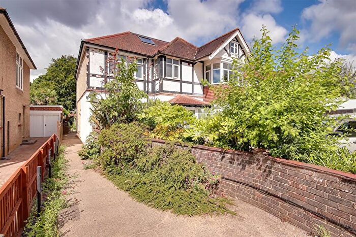 2 Bedroom Flat For Sale In Grand Avenue, Worthing, BN11
