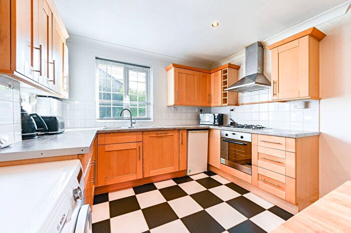 3 Bedroom Semi-detached House For Sale In Chargrove Close, Canada Water, London, SE16