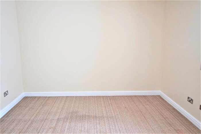 2 Bedroom Flat To Rent In Cleveland Road, Torquay, Devon, TQ2