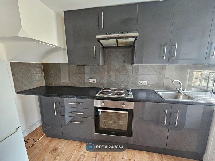 3 Bedroom Flat To Rent In Saltoun Road, London, SW2
