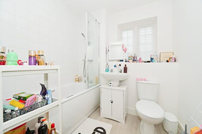2 Bedroom Flat For Sale In Cresswell Edge, Houghton Regis, Dunstable, Bedfordshire, LU5