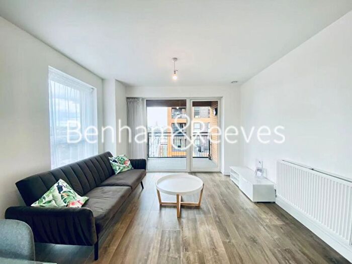 2 Bedroom Flat To Rent In East Acton Lane, Acton, W3