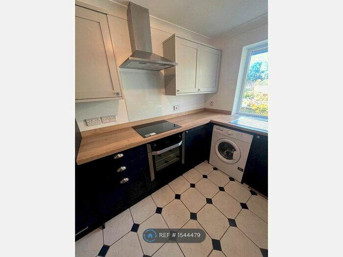 2 Bedroom Flat To Rent In Canal Bank, Woking, GU21