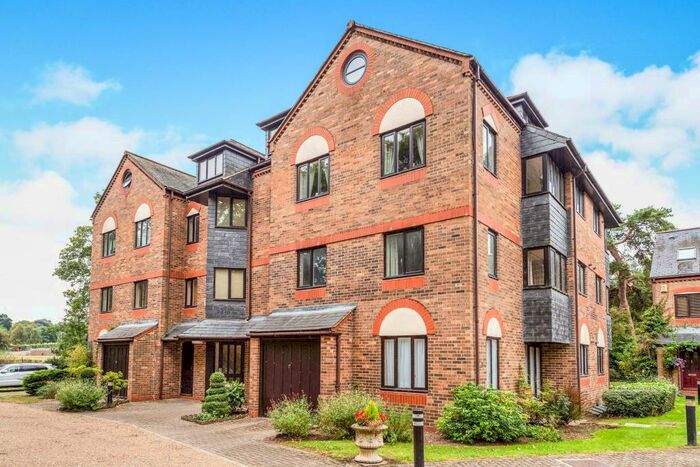 2 Bedroom Apartment To Rent In Winchester House, AL3