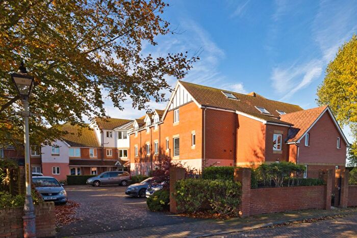 2 Bedroom Flat For Sale In Wealdhurst Park, Broadstairs, Kent, CT10