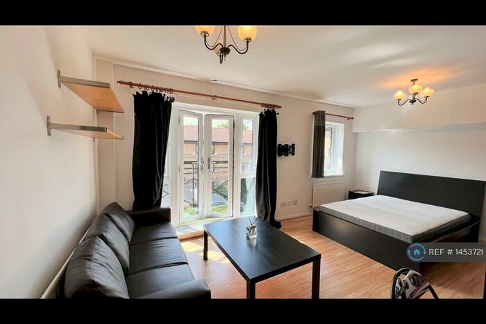 2 Bedroom Flat To Rent In Troon Close, London, SE16