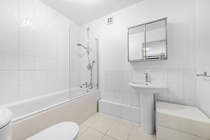 2 Bedroom Flat To Rent In Goodhart Place, London, E14