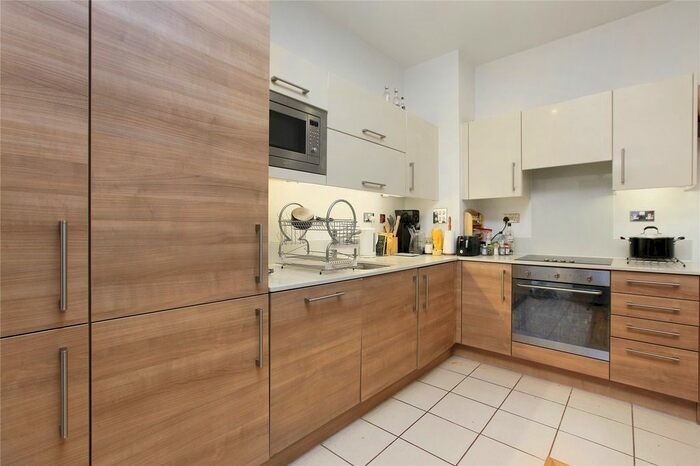 1 Bedroom Flat To Rent In Cornell Square, Stockwell, London, SW8