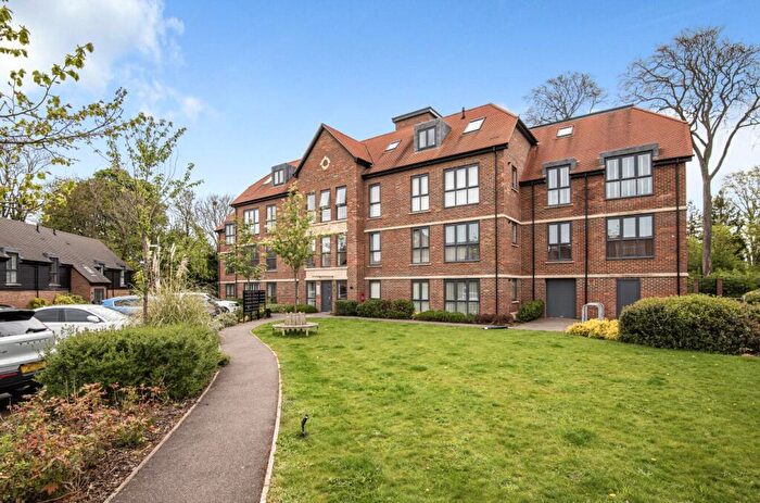 2 Bedroom Apartment For Sale In Frances Drive, Dunstable, Bedfordshire, LU6
