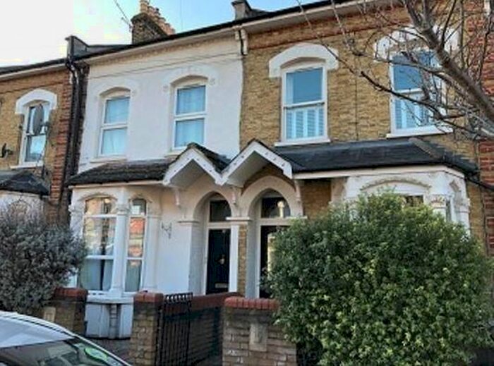 2 Bedroom Flat To Rent In Park Ridings, London, N8