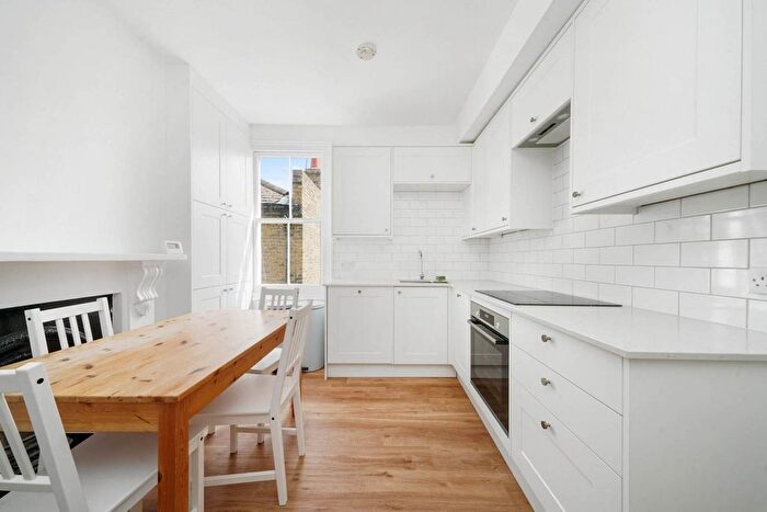 2 Bedroom Flat To Rent In Heyford Avenue, Oval, London, SW8