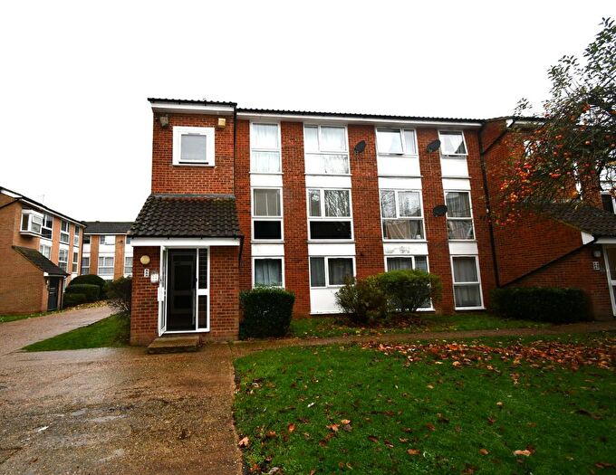 2 Bedroom Flat To Rent In Trotwood, Chigwell, Essex, IG7