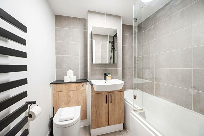 2 Bedroom Flat To Rent In Candle Street, Mile End, London, E1